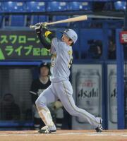 　１１回、勝ち越し２ランを放つ近本（撮影・棚橋慶太）