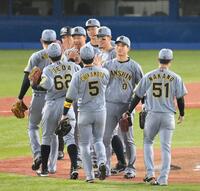 　近本の勝ち越し２ランで延長戦をモノにした阪神ナイン（撮影・伊藤笙子）