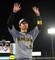 　ヒーローインタビューを終え、スタンドに手を振る近本（撮影・中田匡峻）