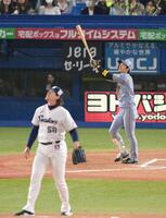 　１１回、バウマン（手前）から勝ち越しの右越え２ランを放つ近本（撮影・伊藤笙子）