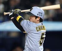 　７回、左前打を放つ近本（撮影・中田匡峻）