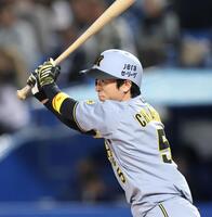 　５回、左前打を放つ近本（撮影・中田匡峻）