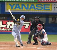 　５回、左前打を放つ近本（撮影・伊藤笙子）