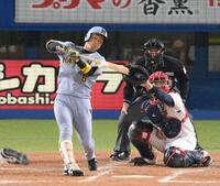 　２回、ライトへ同点適時打を放つ近本（撮影・伊藤笙子）