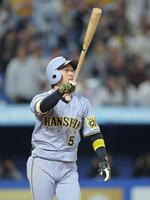 　１１回、右越えに勝ち越し２ランを放つ近本（撮影・西岡正）