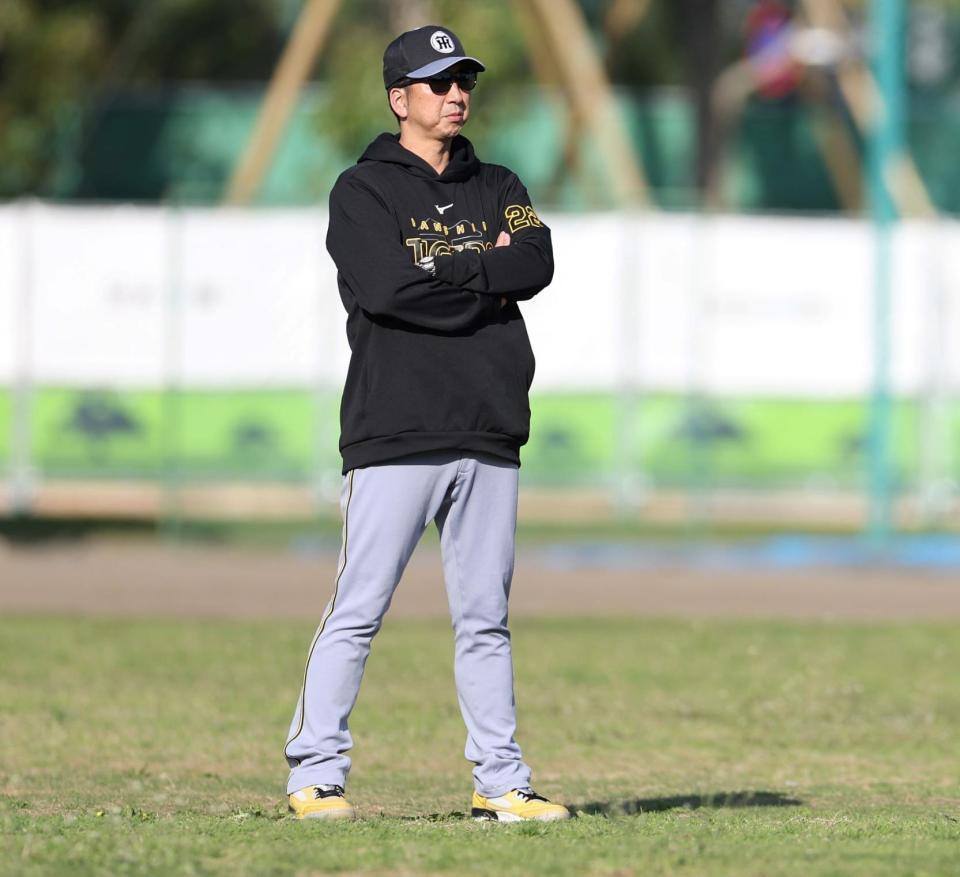 　練習を見つめる藤川監督（撮影・中田匡峻）