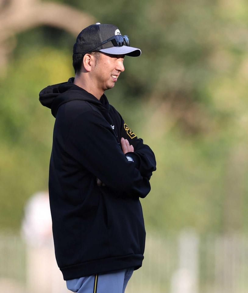 　練習を見つめる藤川監督（撮影・中田匡峻）