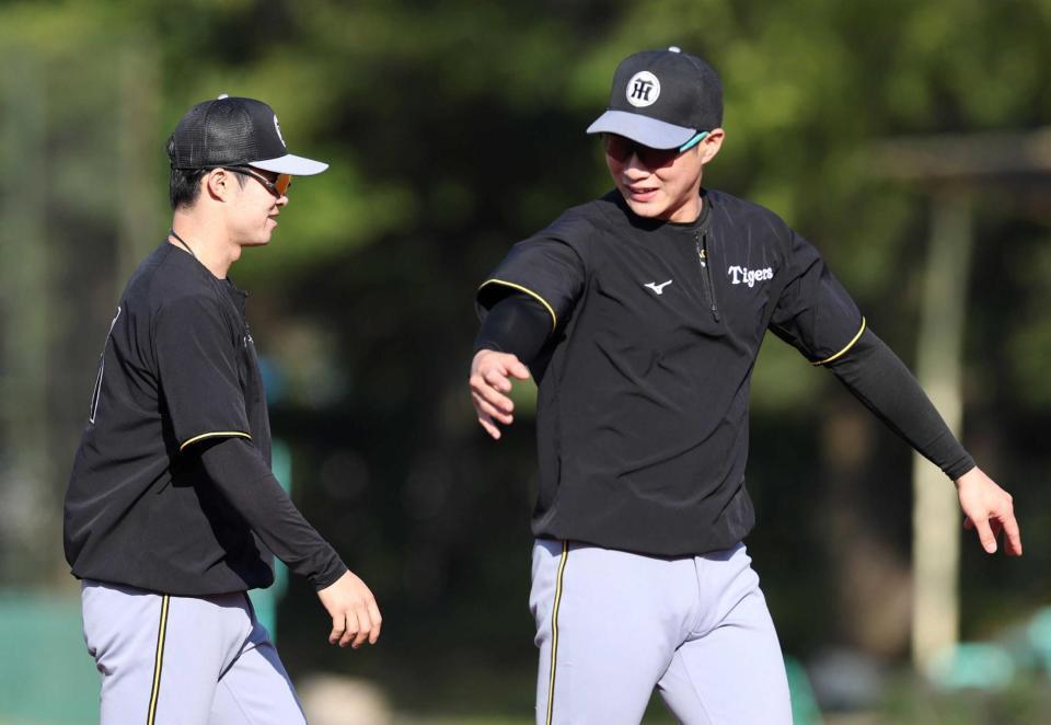 　木浪（右）と話す中野（撮影・中田匡峻）