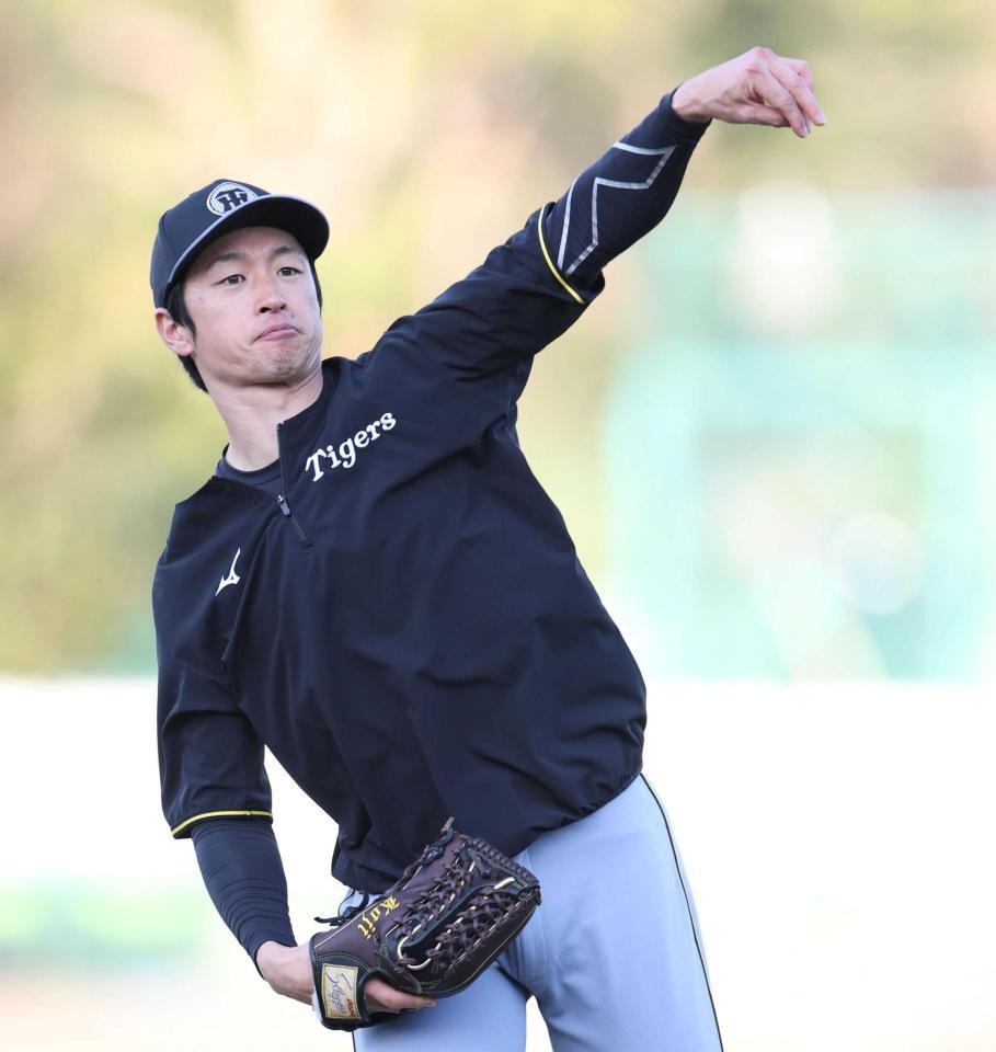 　キャッチボールする近本（撮影・中田匡峻）