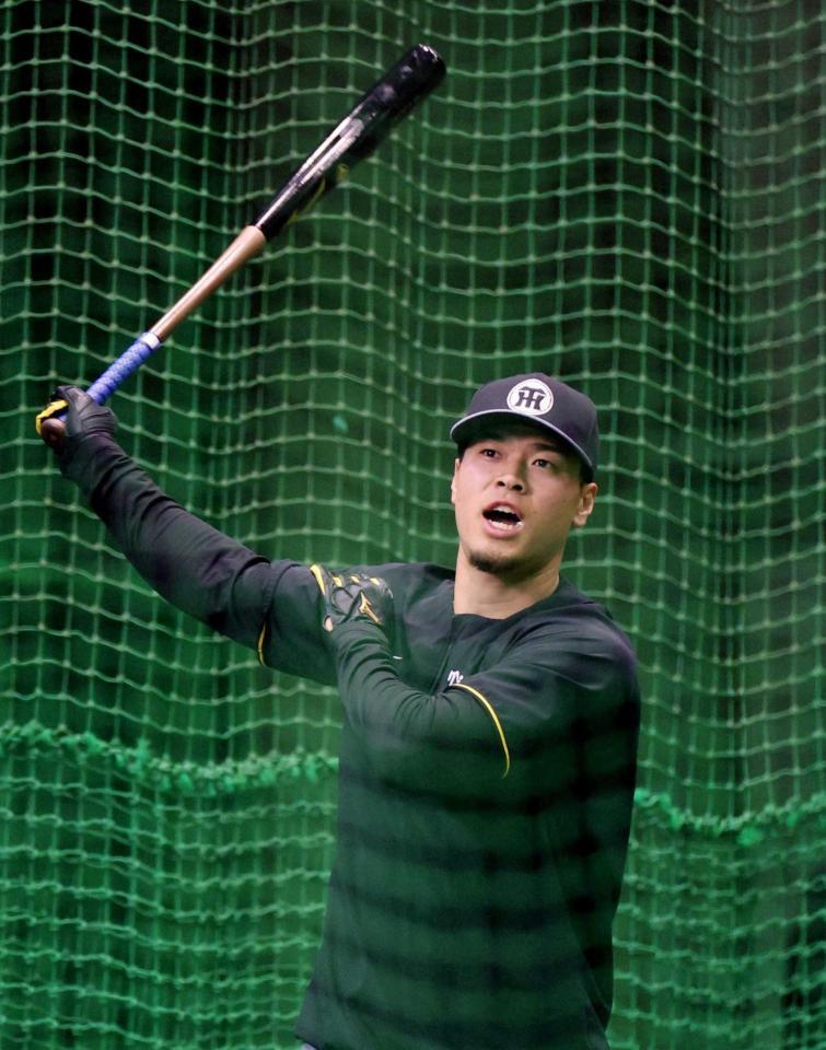 　打撃練習をする佐藤輝（撮影・中田匡峻）