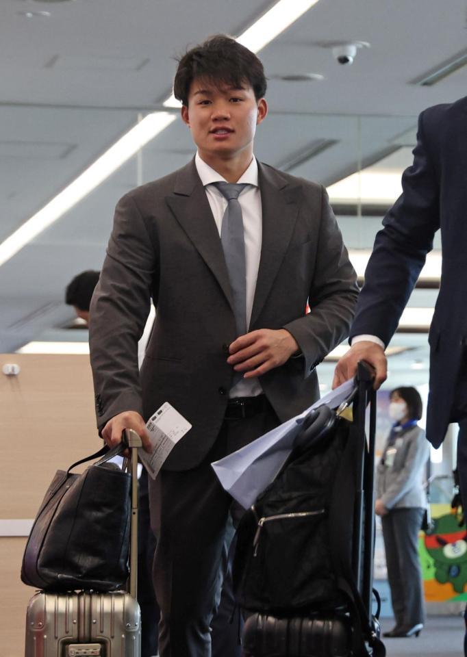 　移動する森下（撮影・中田匡峻）