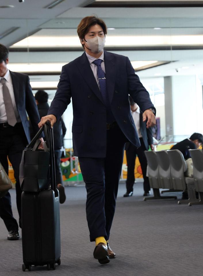 　移動する梅野（撮影・中田匡峻）