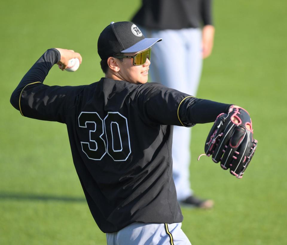 　キャッチボールをする門別（撮影・伊藤笙子）