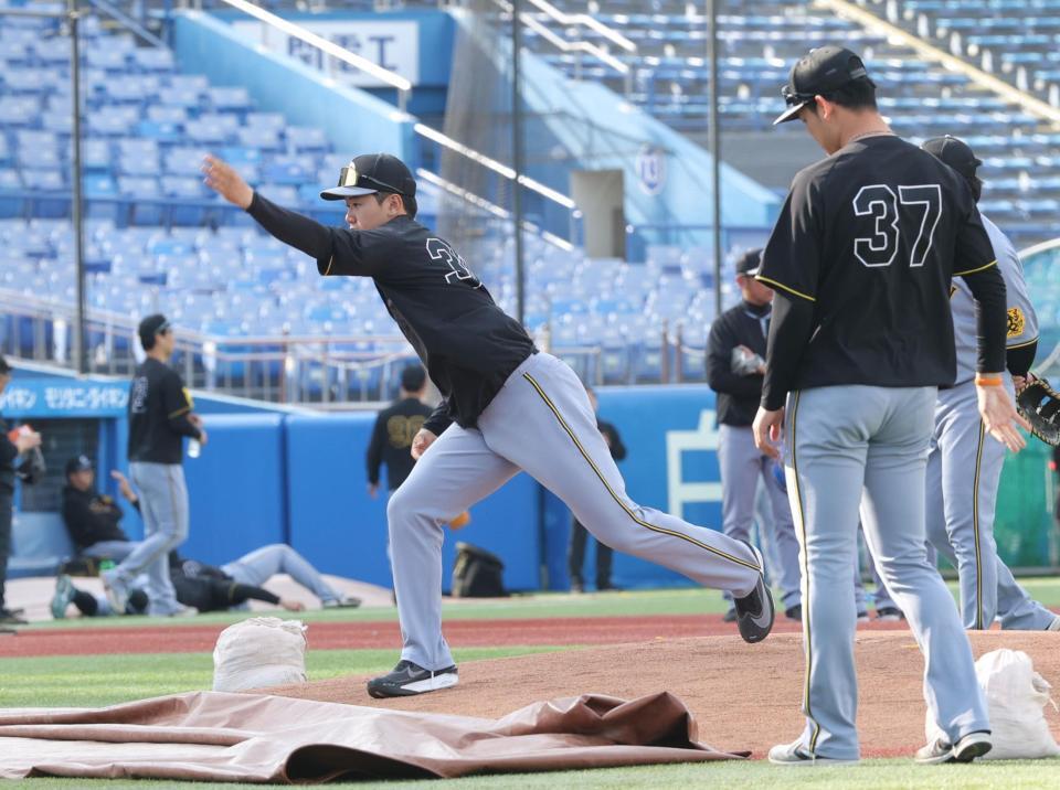 　投手陣の最後にマウンドに立ち、感触を確かめる門別（撮影・西岡正）