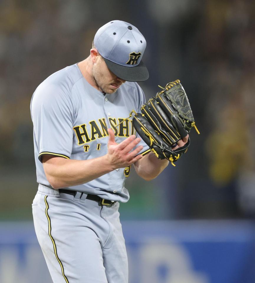 　４回、松本直を併殺打に仕留め、グラブをたたくビーズリー（撮影・西岡正）