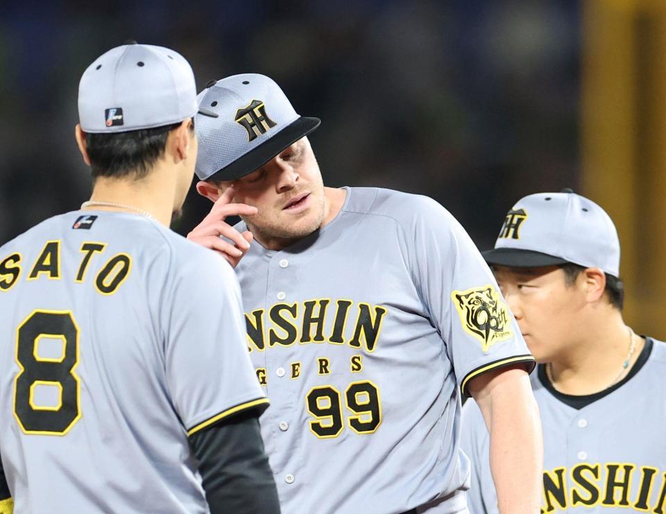 　２回、ヤクルトに勝ち越しを許したビーズリー（中央）＝撮影・中田匡峻