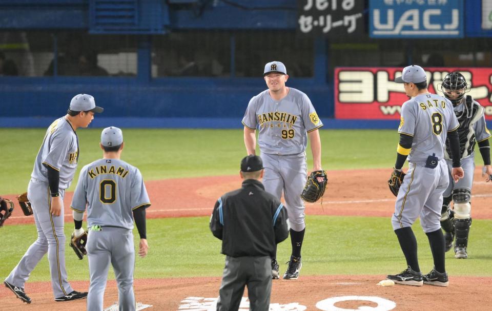 　２回、西川に勝ち越し打を浴び、厳しい表情を浮かべるビーズリー（中央）＝撮影・伊藤笙子