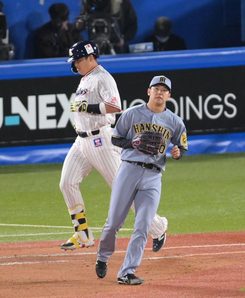 　６回、村上（奥）を一ゴロに打ち取った門別（撮影・伊藤笙子）