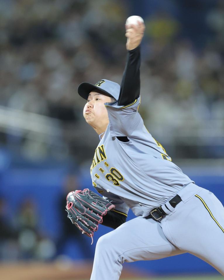 　５回に登板し、力投する門別（撮影・西岡正）