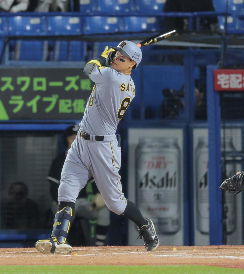 　８回、逆転２ランを放つ佐藤輝（撮影・棚橋慶太）
