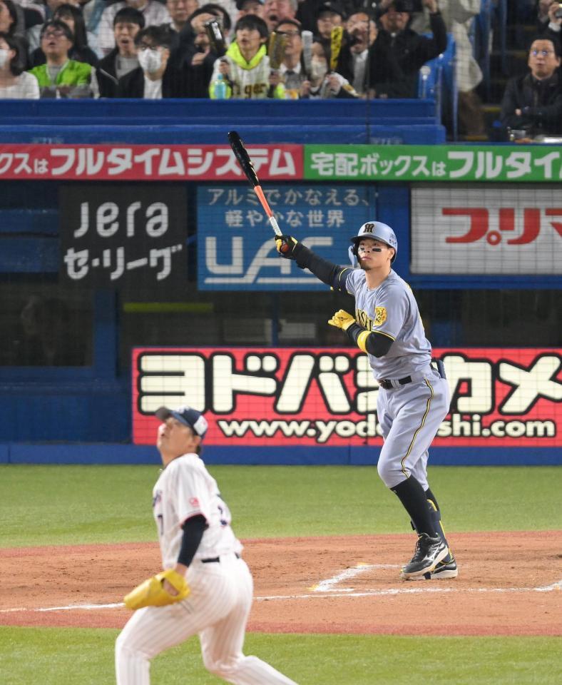 　８回、清水から逆転となる右越え２ランを放つ佐藤輝（撮影・伊藤笙子）