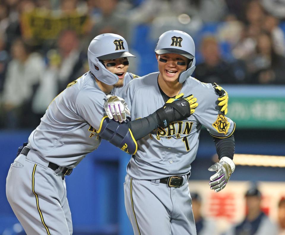 　８回、逆転２ランを放った佐藤輝（左）は二走の森下と笑顔を見せる（撮影・中田匡峻）