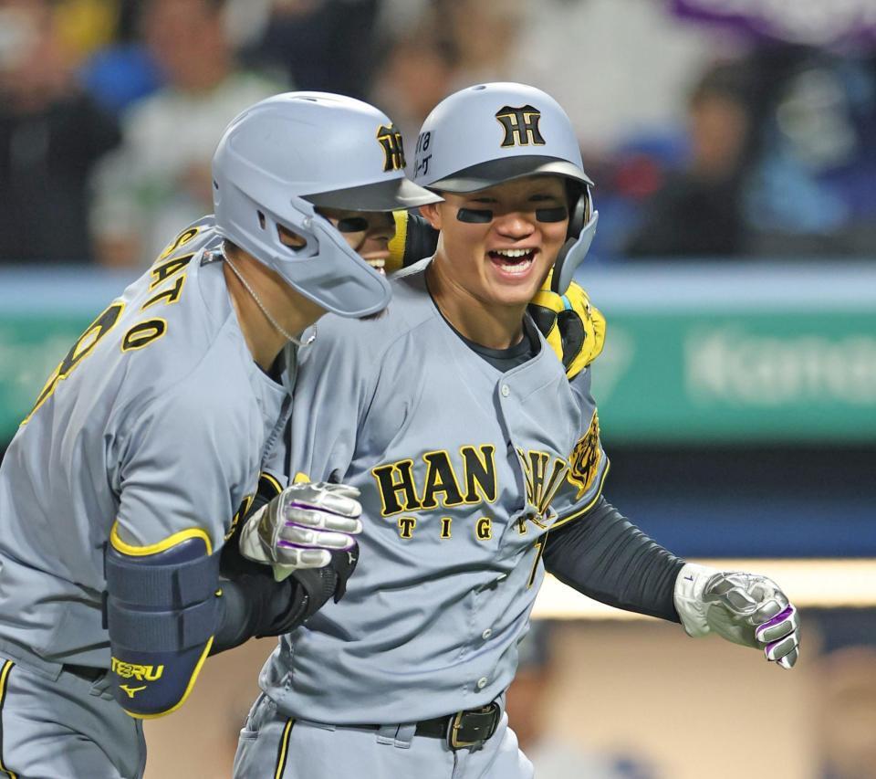 　８回、逆転２ランを放った佐藤輝（左）と二走・森下は笑顔を見せる（撮影・中田匡峻）