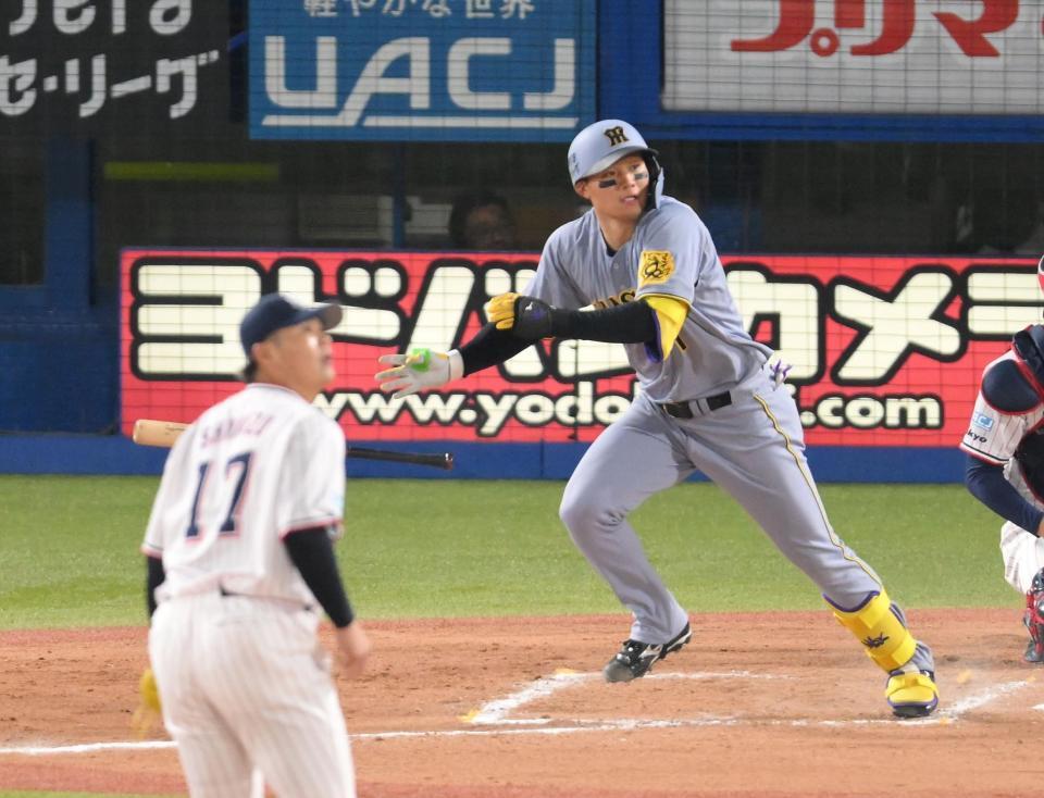 　８回、レフトへ適時二塁打を放つ森下（撮影・伊藤笙子）