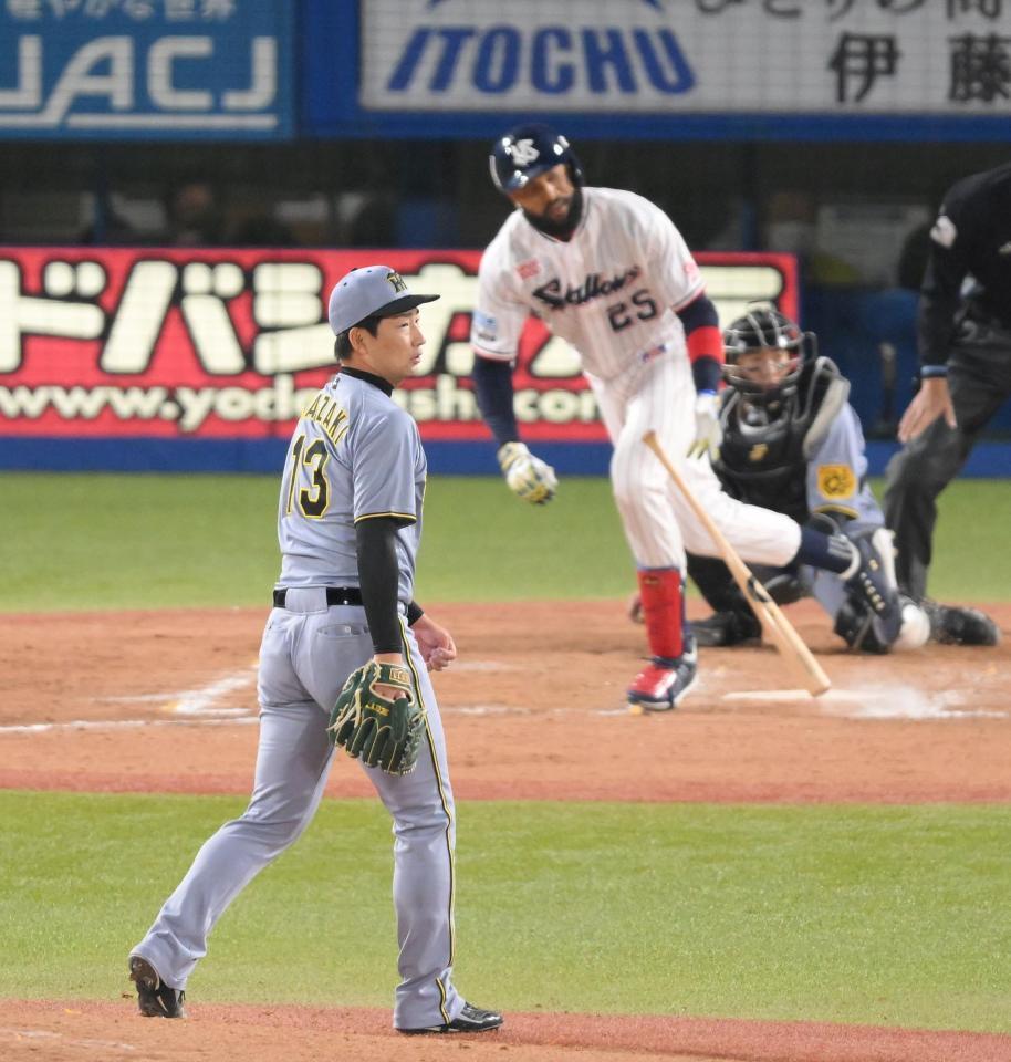 　９回、サンタナ（奥）に適時二塁打を浴びる岩崎（撮影・伊藤笙子）