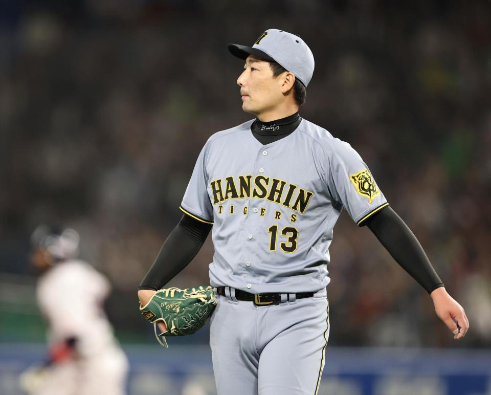 　９回、サンタナに適時二塁打を浴びた岩崎（撮影・中田匡峻）