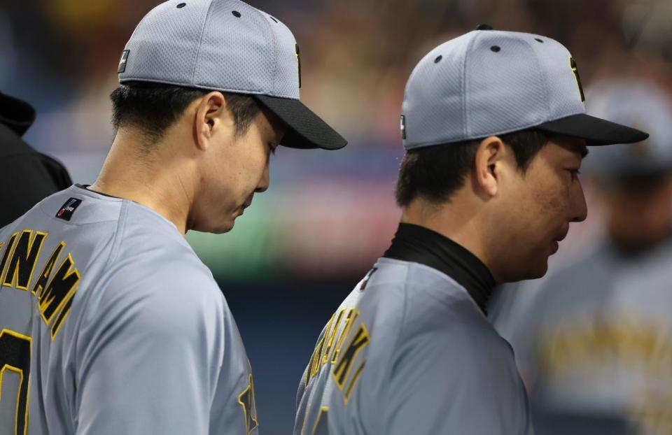 　９回を終え、ベンチに戻る木浪（左）と岩崎（撮影・中田匡峻）