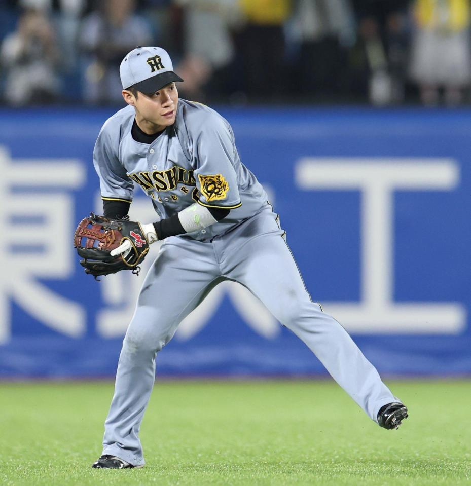 　９回、赤羽の打球をはじき、同点を許した遊撃手の木浪（撮影・中田匡峻）