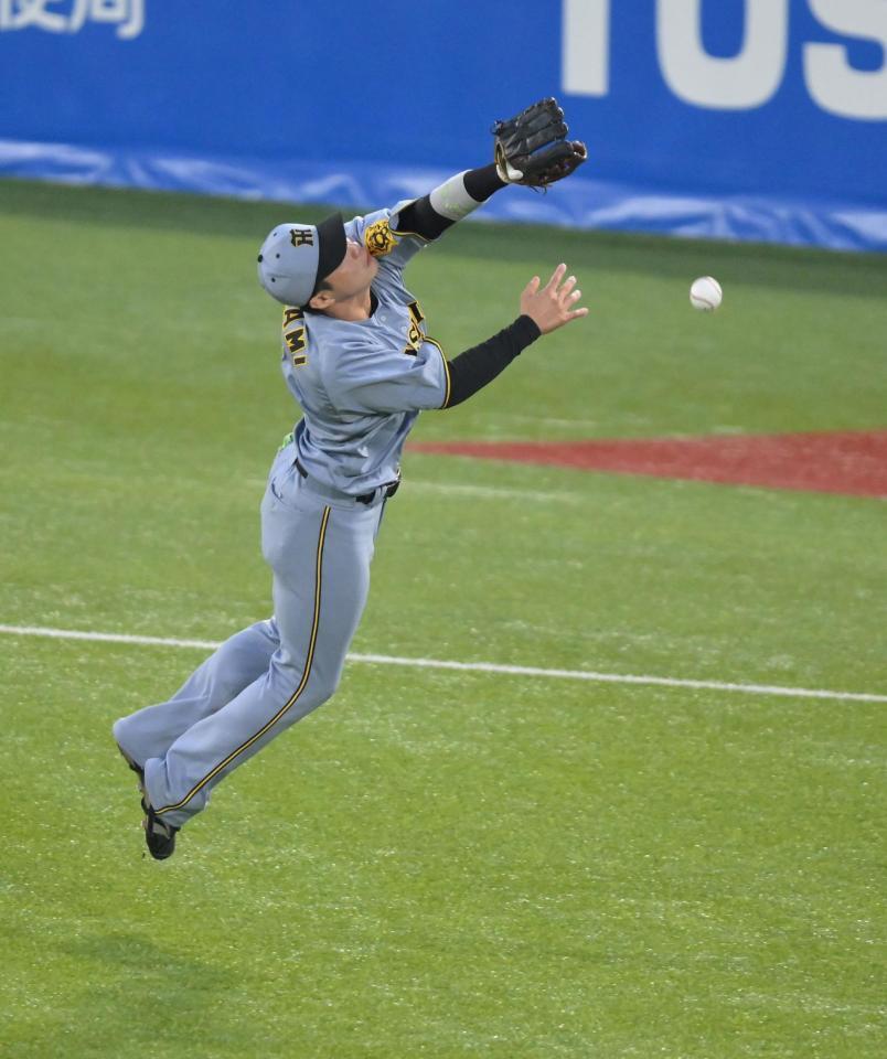　１回、西川の打球に飛びつくも捕れず、二塁打にする木浪（撮影・伊藤笙子）