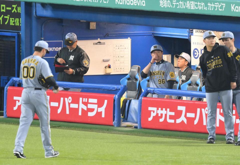 　７回、ゲラ（左）の交代を決め、ベンチで厳しい表情の藤川監督（右奥）＝撮影・伊藤笙子
