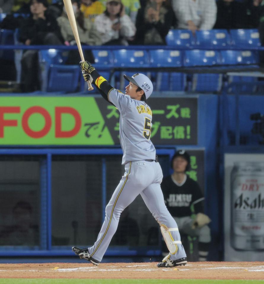 　１１回、勝ち越し２ランを放つ近本（撮影・棚橋慶太）