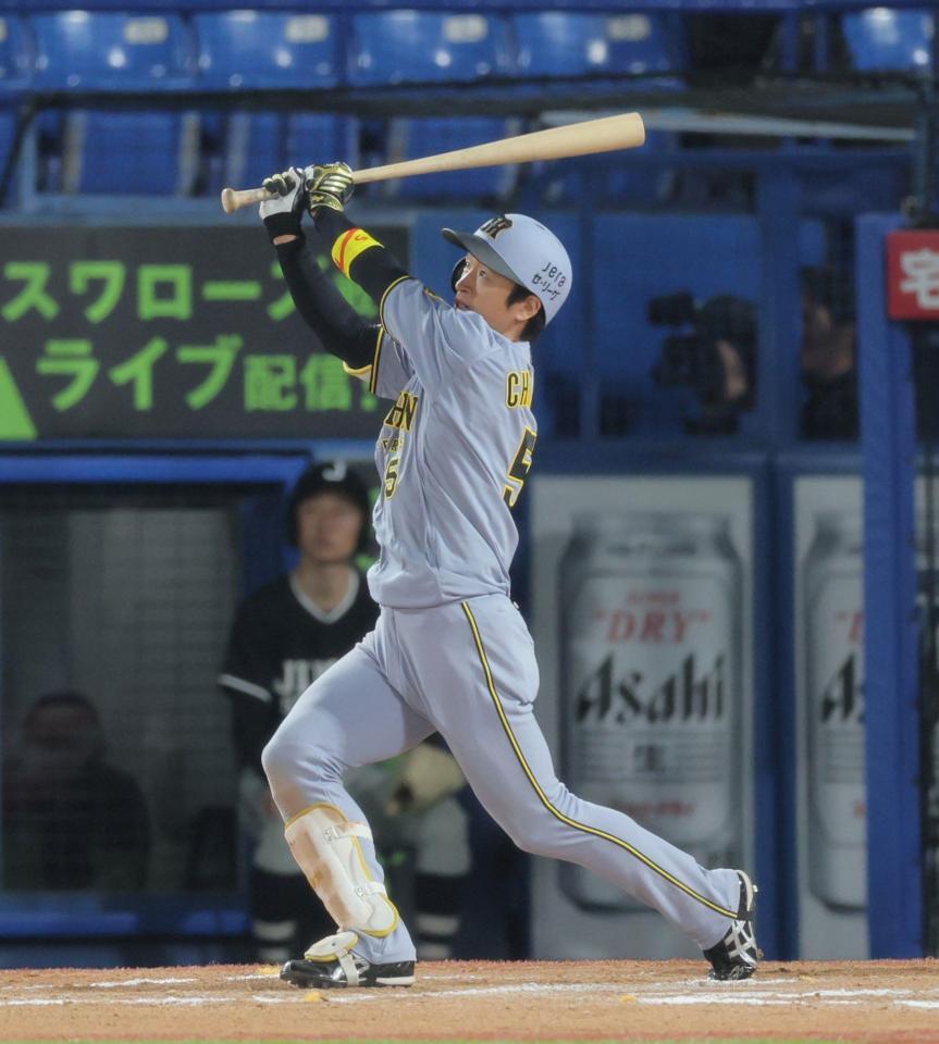 　１１回、勝ち越し２ランを放つ近本（撮影・棚橋慶太）