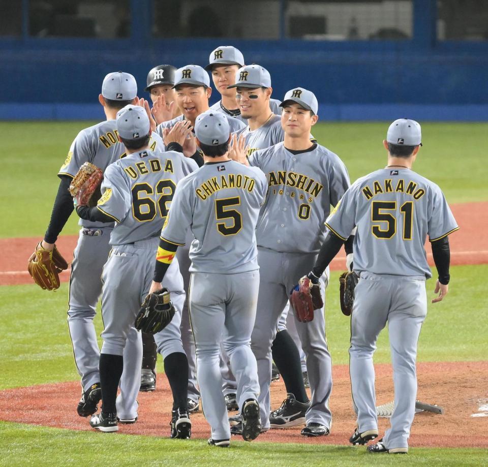 　近本の勝ち越し２ランで延長戦をモノにした阪神ナイン（撮影・伊藤笙子）