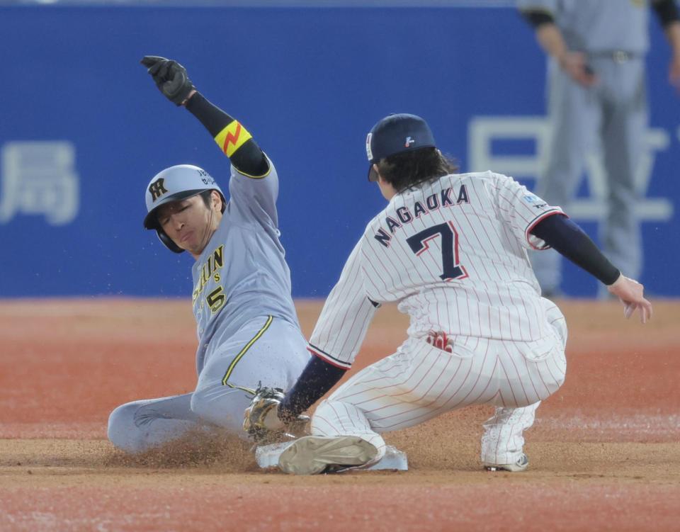 　７回、二盗を狙うもリプレー検証でタッチアウトになった近本（撮影・棚橋慶太）