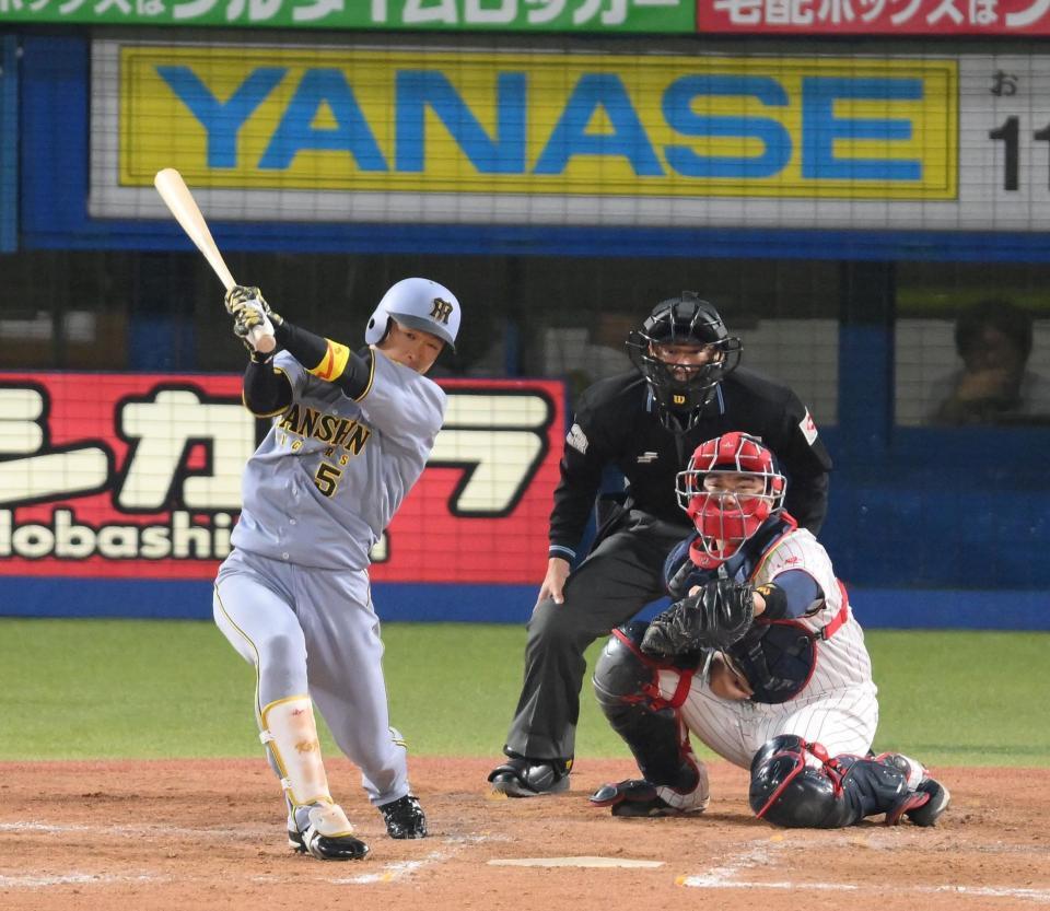 　５回、左前打を放つ近本（撮影・伊藤笙子）