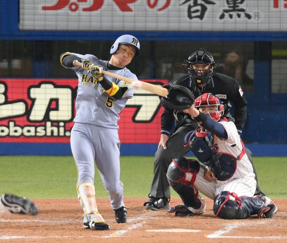 　２回、ライトへ同点適時打を放つ近本（撮影・伊藤笙子）