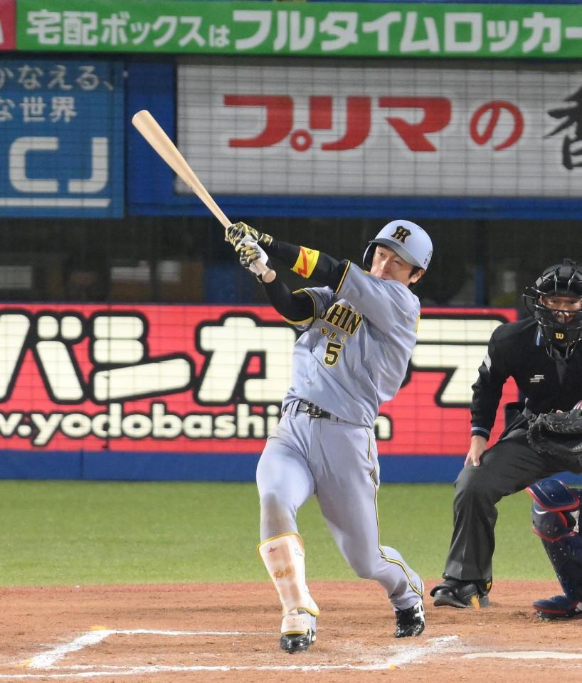 　１１回、勝ち越しの右越え２ランを放つ近本（撮影・伊藤笙子）