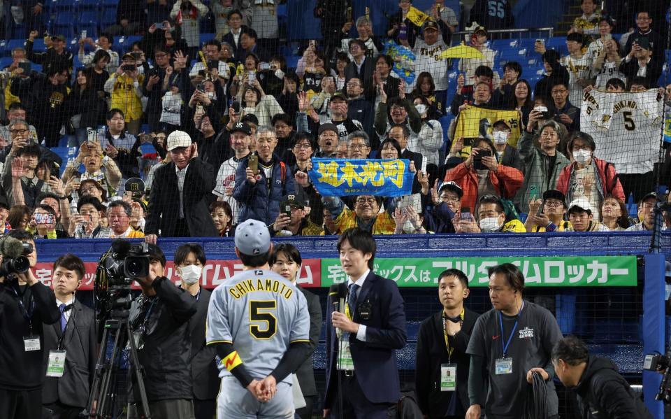 　ヒーローインタビューの近本（５）に大歓声を送るスタンドのファン（撮影・中田匡峻）