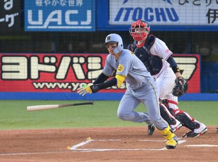 　１回、右前打を放つ森下（撮影・伊藤笙子）