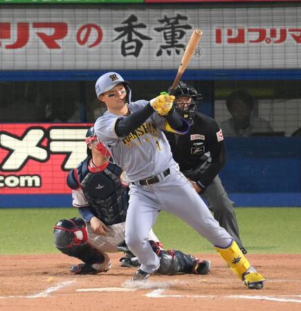 　８回、レフトへ適時二塁打を放つ森下（撮影・伊藤笙子）