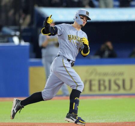 　レフトスタンドに向けてポーズをとる佐藤輝（撮影・棚橋慶太）