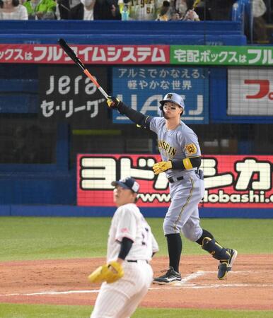 　８回、清水から逆転となる右越え２ランを放つ佐藤輝（撮影・伊藤笙子）