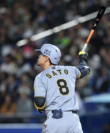 　８回、右中間へ逆転２ランを放つ佐藤輝（撮影・中田匡峻）