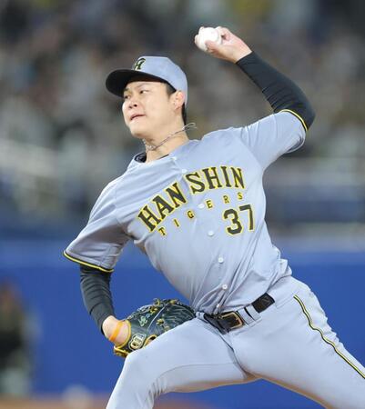 　１０回に登板し力投する及川（撮影・西岡正）