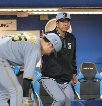 　７回、代打を告げる藤川監督（撮影・西岡正）