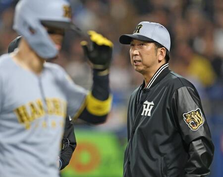 　５回表の攻撃を終え、選手交代を告げる藤川監督。手前は空振り三振に倒れた佐藤輝（撮影・中田匡峻）